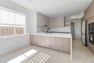 8551 NW 110th Ave in Doral, FL - Building Photo - Building Photo