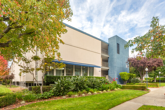 West Park Apartments in San Jose, CA - Foto de edificio - Building Photo