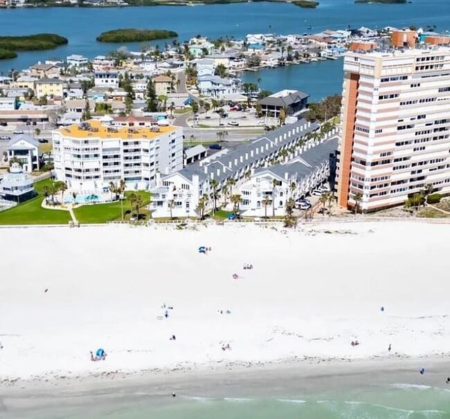 17960 Gulf Blvd, Unit 104 in Redington Shores, FL - Foto de edificio - Building Photo