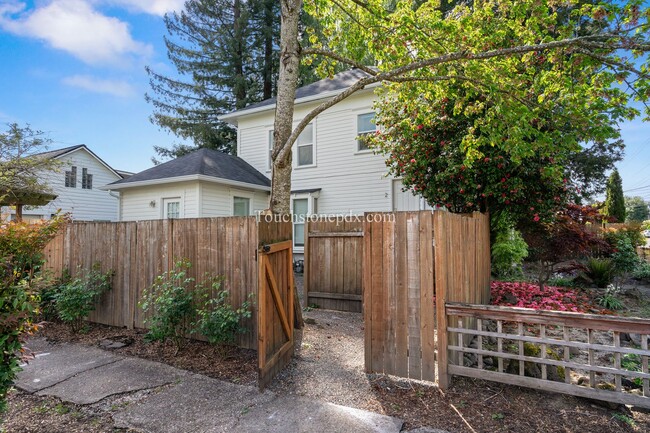 814 E 4th St in Newberg, OR - Building Photo - Building Photo