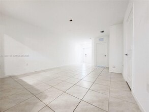 541 NE 4th Ln in Florida City, FL - Foto de edificio - Building Photo