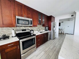 18031 Biscayne Blvd in Aventura, FL - Building Photo