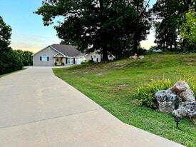 20361 Heritage Rd in St. Robert, MO - Building Photo