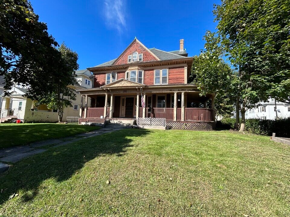 130 Vernon St in Worcester, MA - Building Photo