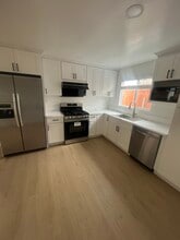 1353 N Toledo Way in Upland, CA - Foto de edificio - Building Photo