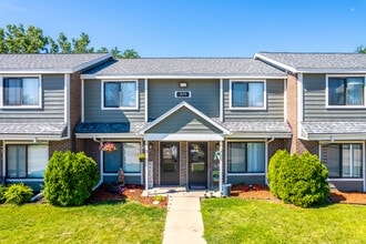 Country Hill in Cedar Rapids, IA - Foto de edificio - Building Photo