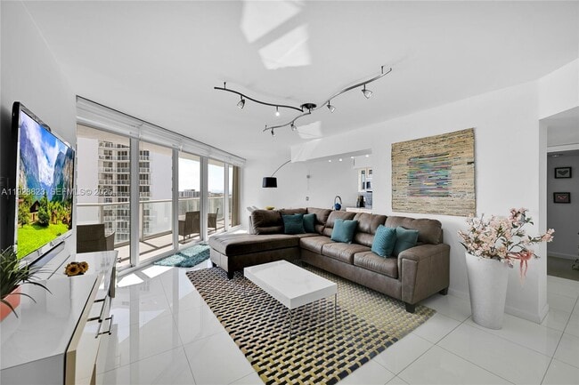 16445 Collins Ave in Sunny Isles Beach, FL - Building Photo - Building Photo