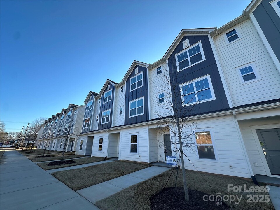 3946 Winterfield Pl in Charlotte, NC - Building Photo