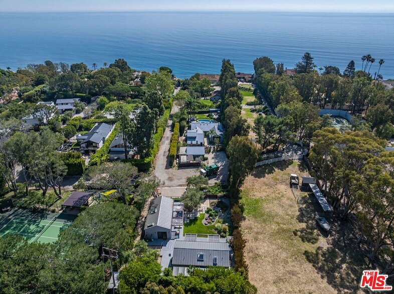 28036 Sea Ln Dr in Malibu, CA - Building Photo