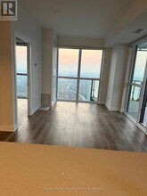 430 Square One Dr in Mississauga, ON - Building Photo - Building Photo