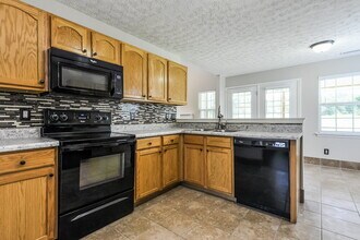 1109 Braemar Highland Dr in Zebulon, NC - Building Photo - Building Photo