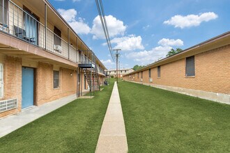 Southwest Apartments in Euless, TX - Foto de edificio - Building Photo