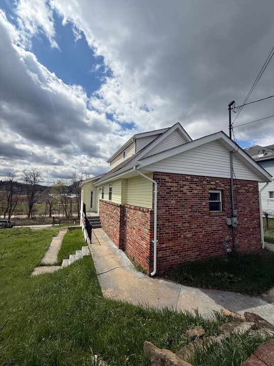 932 Gaskill Ave in Jeannette, PA - Foto de edificio