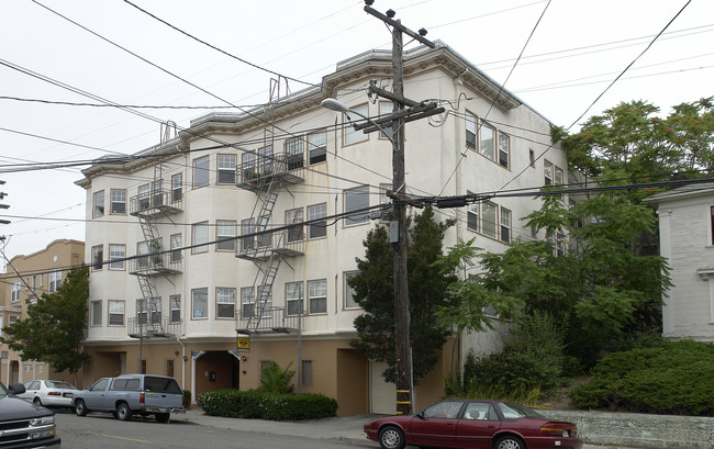 Pine Knolls Apartments in Oakland, CA - Foto de edificio - Building Photo