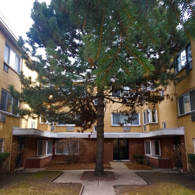 property at 7315 N Oakley Ave