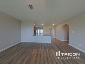 13605 Fehrman Rd in Crowley, TX - Building Photo - Building Photo