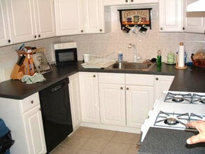 324 Saint Paul St, Unit 4 in Brookline, MA - Foto de edificio - Building Photo