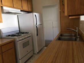 10516 Eastborne Ave, Unit 6B in Los Angeles, CA - Building Photo - Building Photo