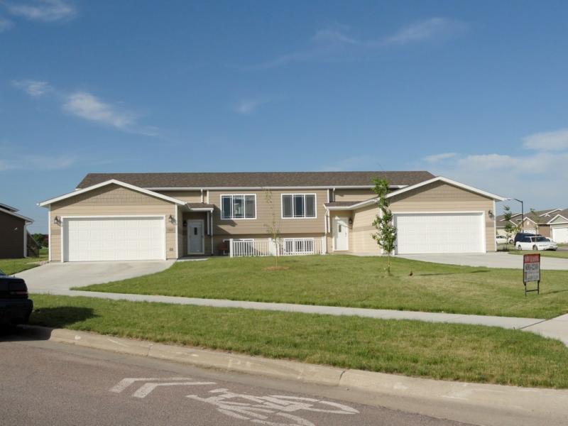 1327 17th Ave S in Brookings, SD - Building Photo