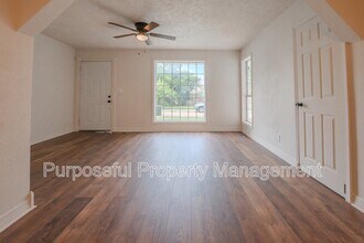 221 W Douglas Dr in Midwest City, OK - Building Photo - Building Photo