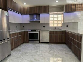 189 Cameron Dr in Weston, FL - Building Photo