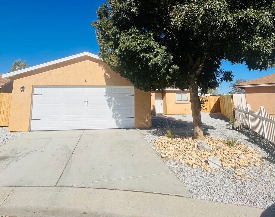 24986 Pso Robles in Barstow, CA - Building Photo