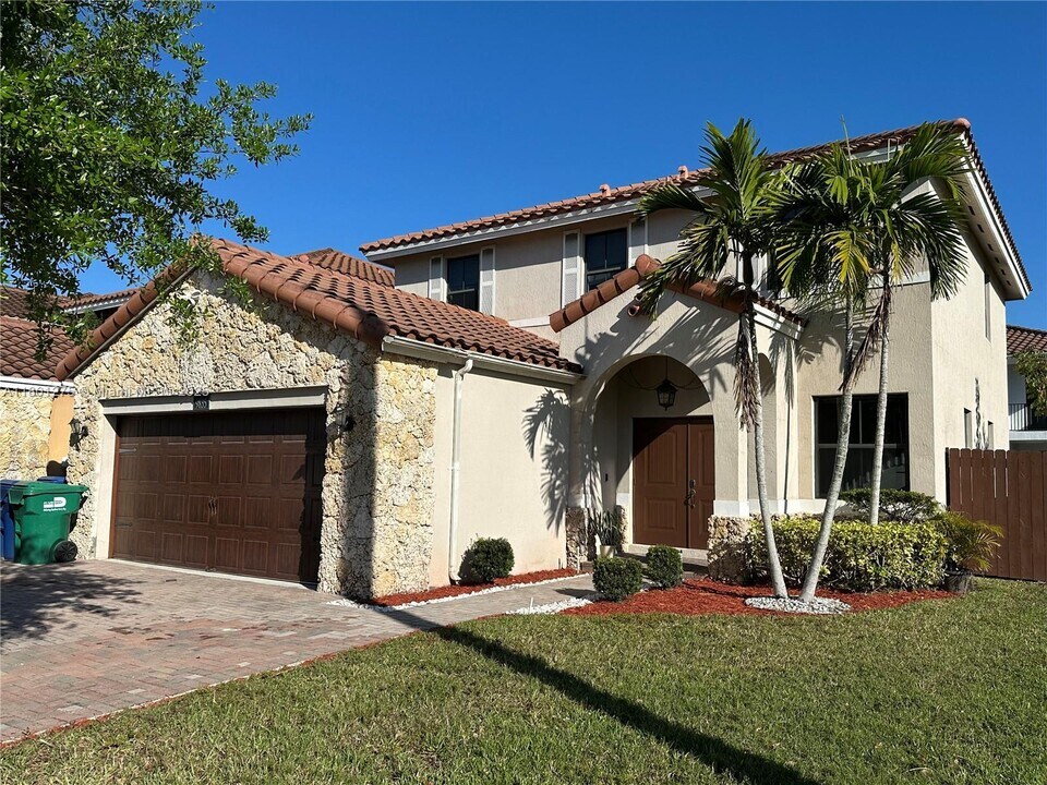 9835 NW 10th St in Miami, FL - Building Photo