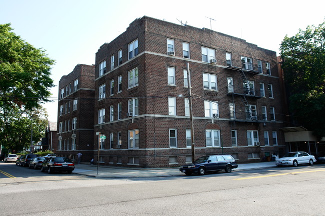 3345 Murray St in Flushing, NY - Foto de edificio - Building Photo