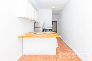 Menahan Street, Unit 1 in Brooklyn, NY - Building Photo