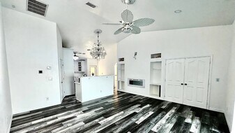 546 SE 5th Ave in Cape Coral, FL - Building Photo