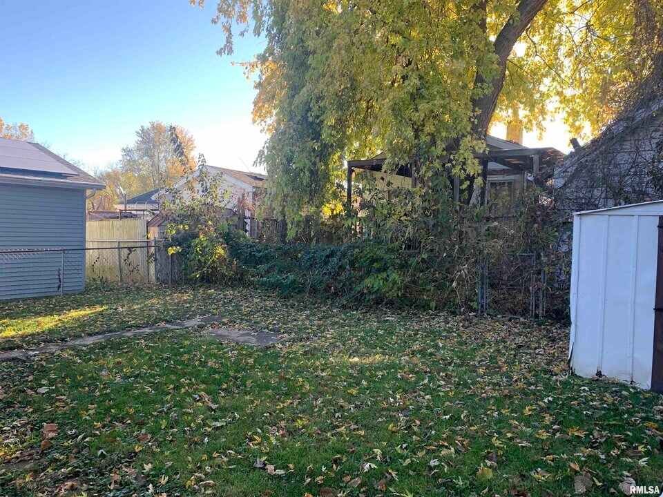 2006 E Cardinal Ct in Peoria Heights, IL - Building Photo