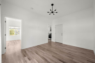 1450 Hauser Blvd, Unit 1450.50 in Los Angeles, CA - Foto de edificio - Building Photo