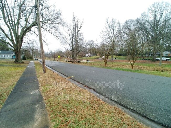 609 E Willowbrook Dr in Burlington, NC - Building Photo - Building Photo