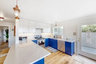 1350 Bodega Ave in Bodega Bay, CA - Foto de edificio - Building Photo