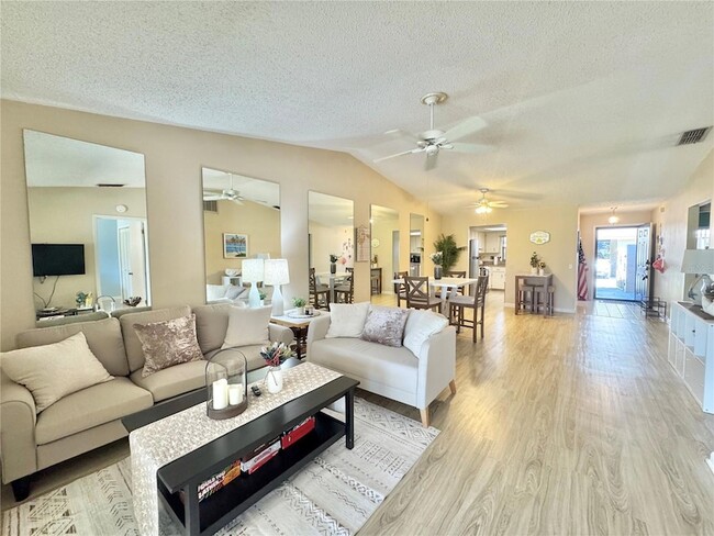 2246 Firestone Pl in Winter Haven, FL - Foto de edificio - Building Photo