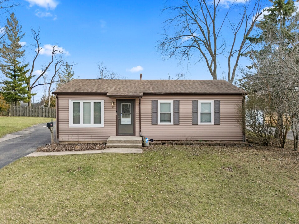 25 McCabe Dr in Streamwood, IL - Building Photo