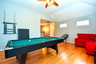 11007 Shumard Oak Ct in Houston, TX - Foto de edificio - Building Photo