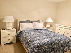 100 Sunrise Dr in Miami, FL - Building Photo