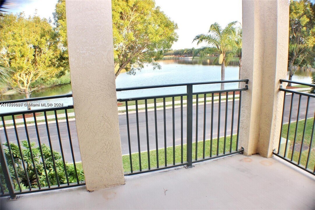 2493 Centergate Dr, Unit #204 UPDATED TOWNHOUSE in Miramar, FL - Building Photo