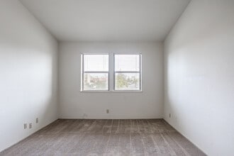 Shadowbrook Apartments in Roseville, CA - Building Photo - Interior Photo