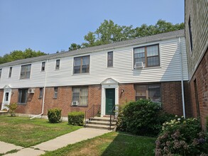 39 Nob Hill Cir in Bridgeport, CT - Foto de edificio - Building Photo