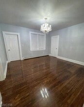 556 Willow Ave in Lyndhurst, NJ - Foto de edificio - Building Photo