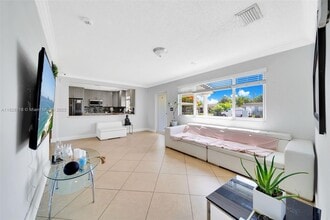 1360 W 4th Ln in Hialeah, FL - Building Photo - Building Photo