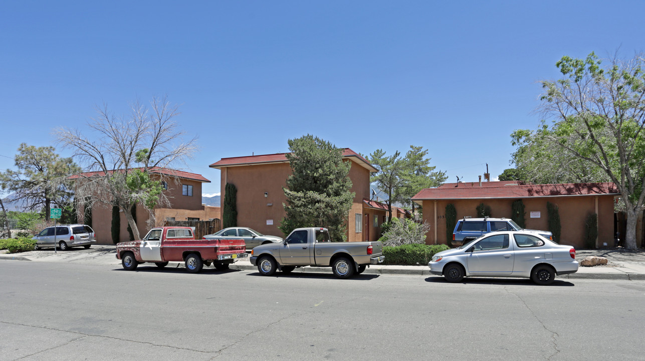 Foxfire Apartments in Albuquerque, NM - Building Photo