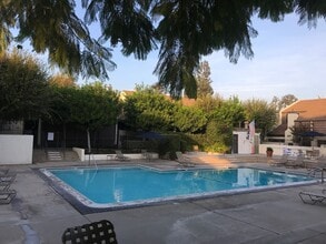 582 W Huntington Dr in Arcadia, CA - Building Photo - Building Photo