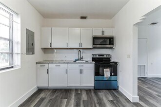 1071 NW 34th St in Miami, FL - Building Photo - Building Photo
