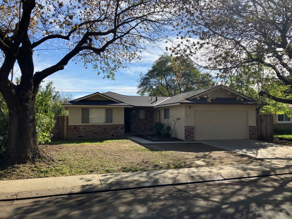 2016 Robbie Ave in Modesto, CA - Building Photo