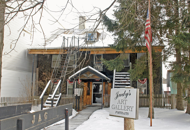 134 Main St in Fairfield, ME - Foto de edificio - Building Photo