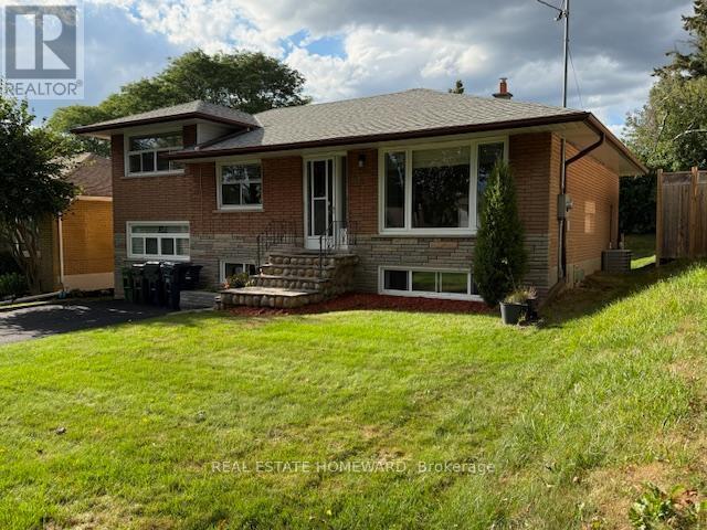 90 Roanoke Rd in Toronto, ON - Building Photo