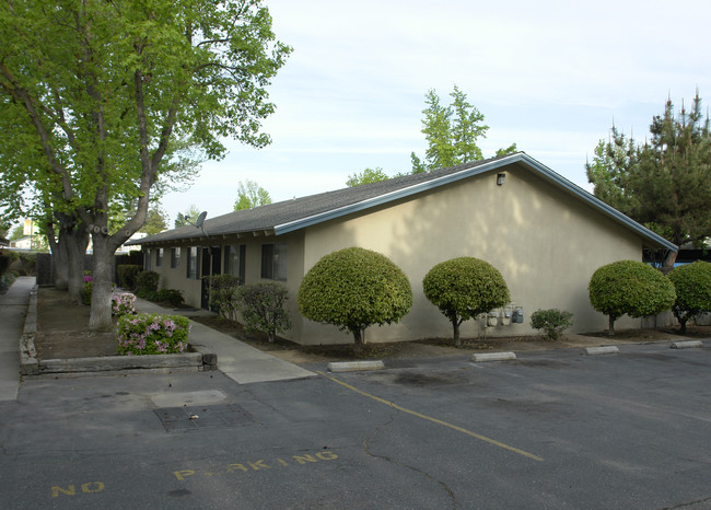 Villa Madrid in Fresno, CA - Foto de edificio - Building Photo